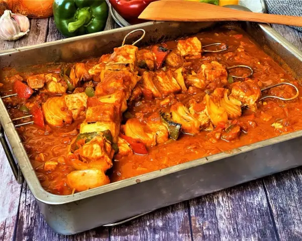 Schaschlikspieße in einer würzigen, tomatigen schaschlik sauce wie im imbiss, mit Paprika und Zwiebeln.