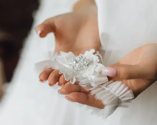 Jakie dodatki do sukni ślubnej, które uczynią Twój look niezapomnianym