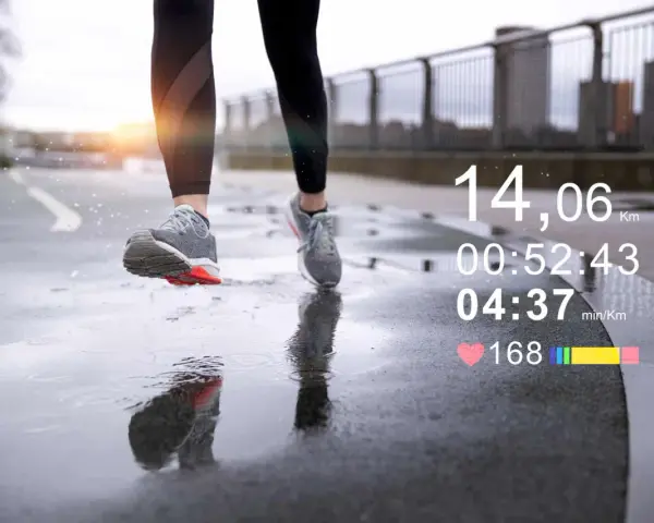 Biegacz pokonuje dystans 14 km w deszczu, monitorując swoje parametry. Czy zbliża się do progu mleczanowego?