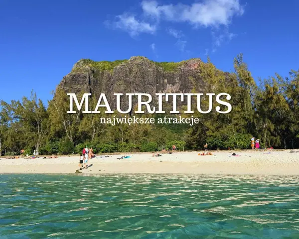 Plaża na Mauritiusie z turkusową wodą, piaskiem i górami w tle. Odkryj największe atrakcje tej rajskiej wyspy.