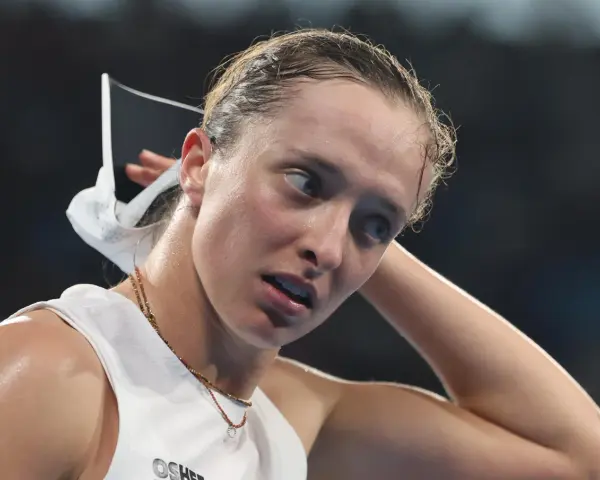 Iga Świątek po meczu na Australian Open, zmęczona, ale zdeterminowana.