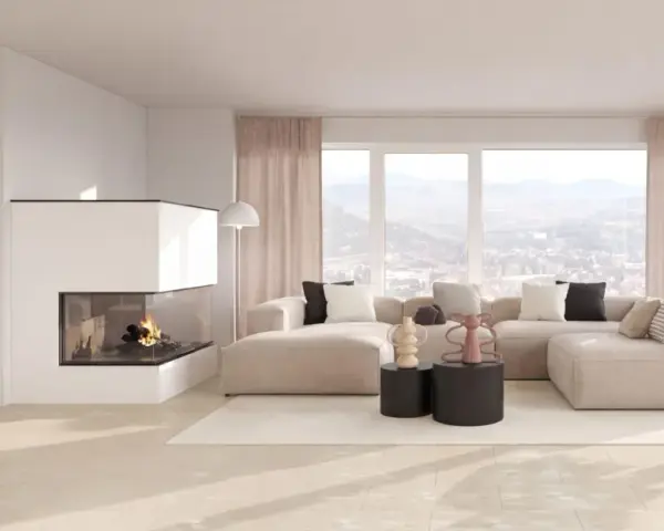 Gemütliches kleines Kaminzimmer einrichten: Eckkamin mit Feuer, beiges Ecksofa, zwei schwarze Beistelltische, Teppich, große Fenster mit Blick auf die Stadt und Berge.