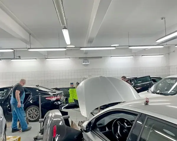 Oświetlenie warsztatu: Jak wybrać LED i uniknąć 3 błędów?