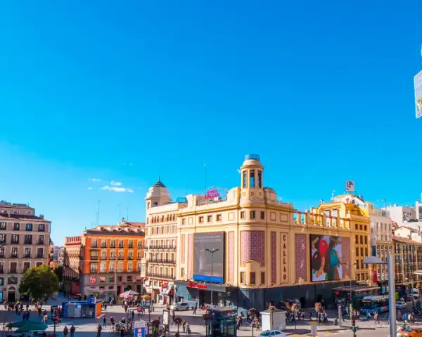 Tętniący życiem plac w Madrycie, idealny na jednodniową wycieczkę. Zobaczysz tu charakterystyczny budynek Capitol z neonem Schweppes i kino Callao.