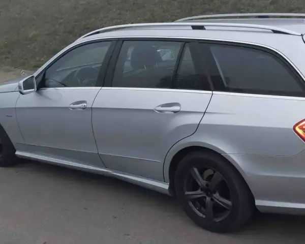 Srebrny Mercedes W212 kombi, idealny do rodzinnych podróży. Zastanawiasz się, jaki silnik wybrać?