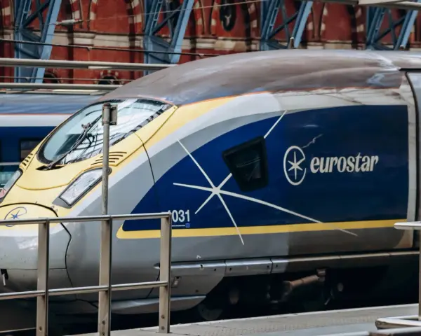 Pociąg Eurostar gotowy do podróży przez Kanał La Manche.