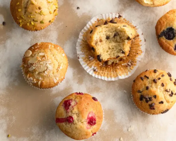 Saftige Muffins mit Schoko- und Beerentoppings, ein köstliches Muffins Rezept, das Glück bringt.