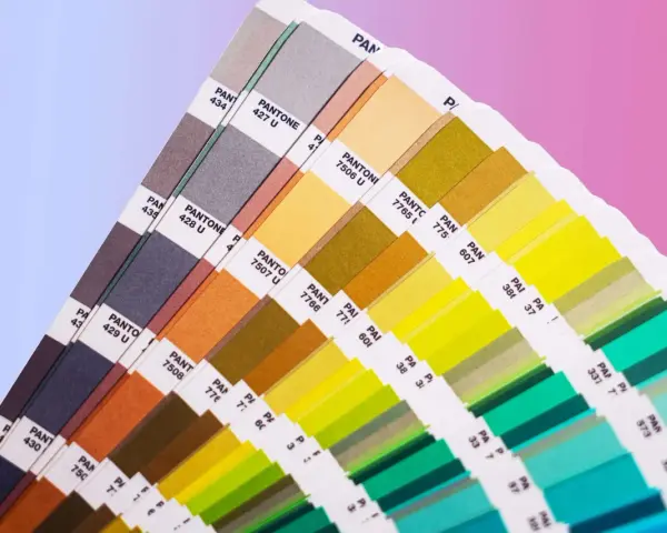 Próbnik kolorów Pantone, prezentujący bogactwo barw od brązów po zielenie i błękity, stanowi praktyczne narzędzie do zgłębiania teorii koloru.