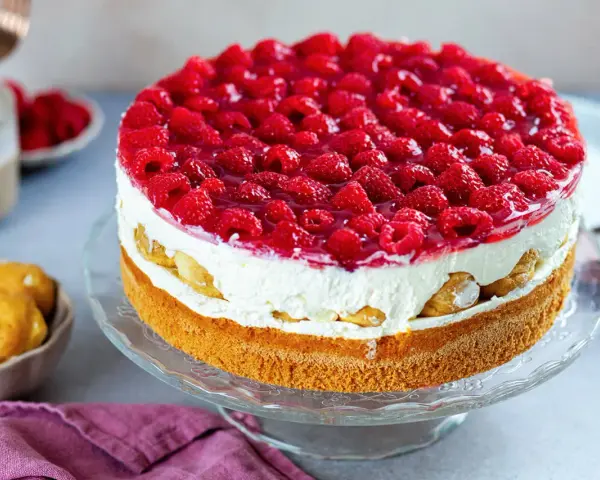 Himmlische Windbeuteltorte mit frischen Himbeeren und Sahne. Ein Traum für jeden Anlass, das Windbeuteltorte Rezept ist einfach!