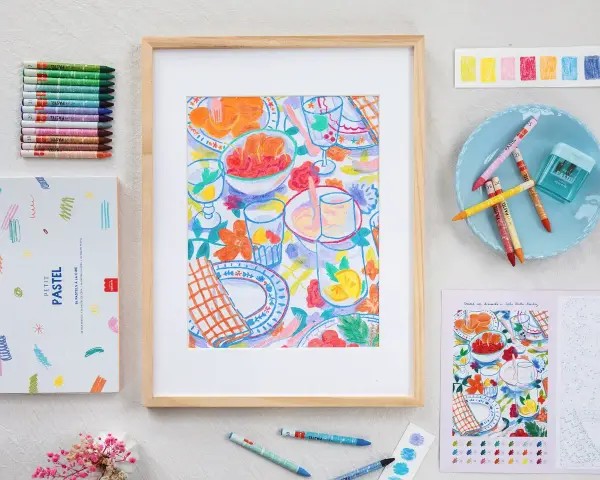 Un tableau coloré de pastels, une idée de dessin facile pour débutant. Une table garnie de fruits, de verres et de serviettes.