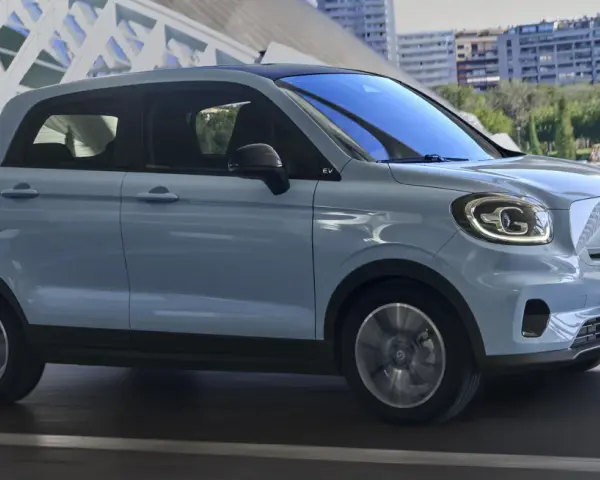 Jasnoszary Leapmotor T03 na tle nowoczesnej architektury. Sprawdź, jaka jest leapmotor t03 cena i czy to auto dla Ciebie.