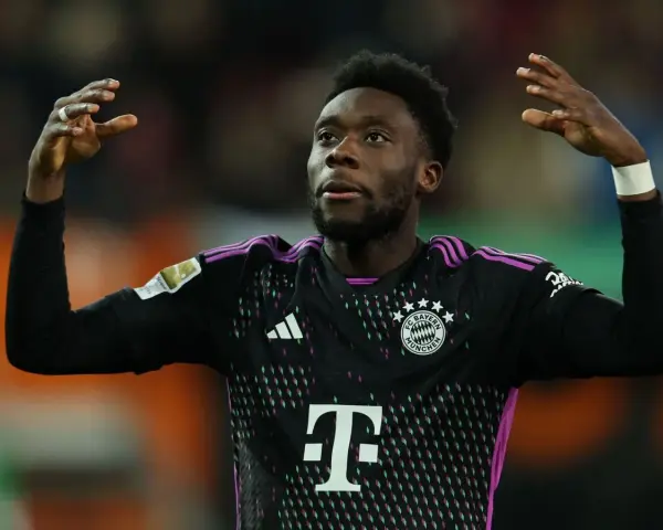 Alphonso Davies, jugador del Bayern de Múnich, celebra con las manos en alto.