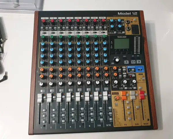 Tascam Model 12 to wszechstronny mikser z wbudowanym interfejsem audio i kontrolerem.