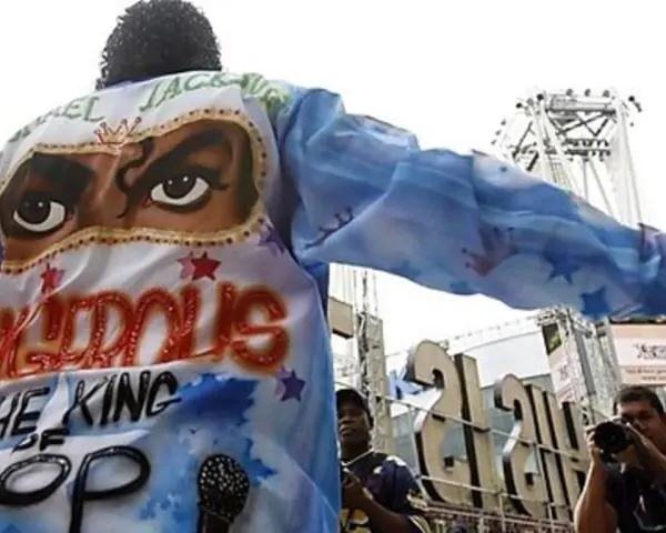 Michael Jackson 2009: Ein Fan trägt eine Jacke mit dem Gesicht des King of Pop und der Aufschrift "The King of Pop".