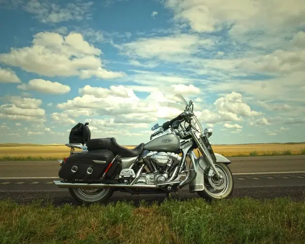 Srebrny motocykl Harley-Davidson na poboczu drogi, gotowy na odkrywanie **tras motocyklowych Czechy**.