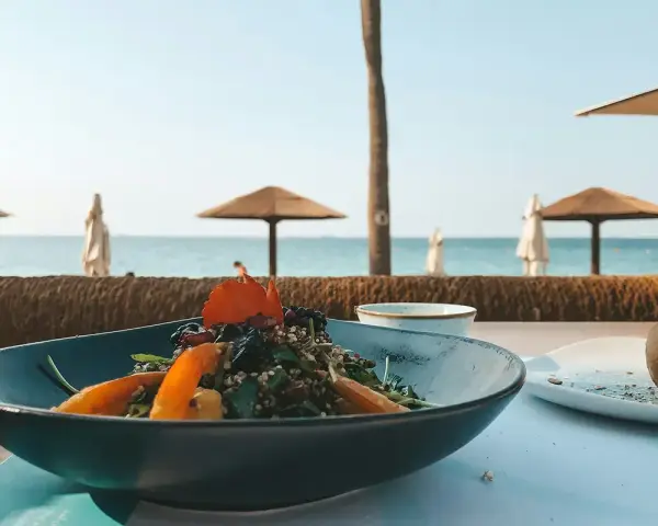 Pyszna sałatka z owocami i ziarnami, idealna na lunch w stylu full board plus nad morzem.