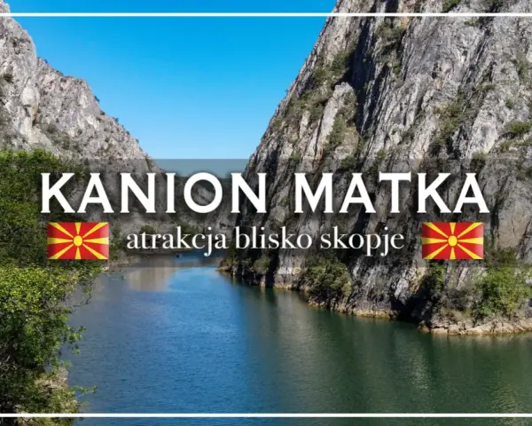 Kanion Matka, malownicza atrakcja blisko Skopje, z wodą odbijającą skaliste zbocza i błękitne niebo.