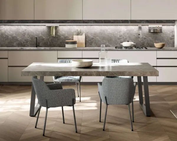Tavolo 6 persone dimensioni perfette per cene conviviali. Design moderno con piano in marmo e sedie grigie imbottite.