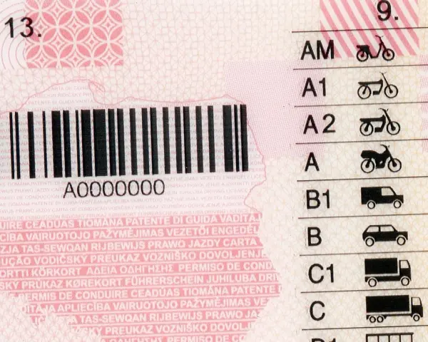 Numer prawa jazdy z kodem kreskowym i kategoriami pojazdów: AM, A1, A2, A, B1, B, C1, C.