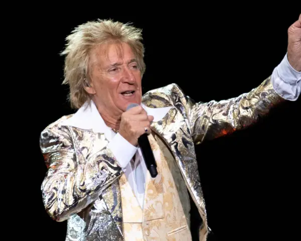 Rod Stewart rockt die Bühne in Berlin mit seinem glitzernden Jackett und voller Energie.