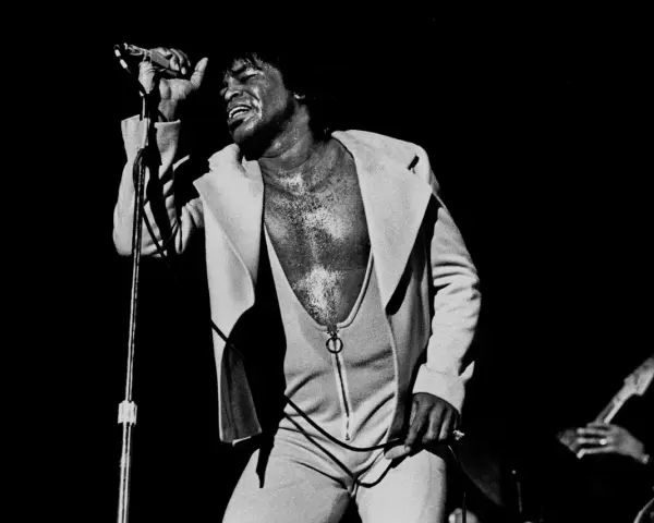 James Brown, der Godfather of Soul, singt mit voller Leidenschaft. Seine Musikrichtung, Funk, ist voller Energie.