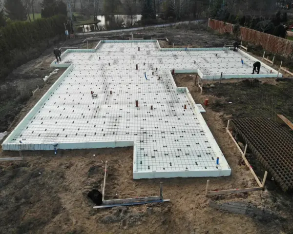 Prace nad fundamentem pod dom szkieletowy. Widać zbrojenie i styropian.