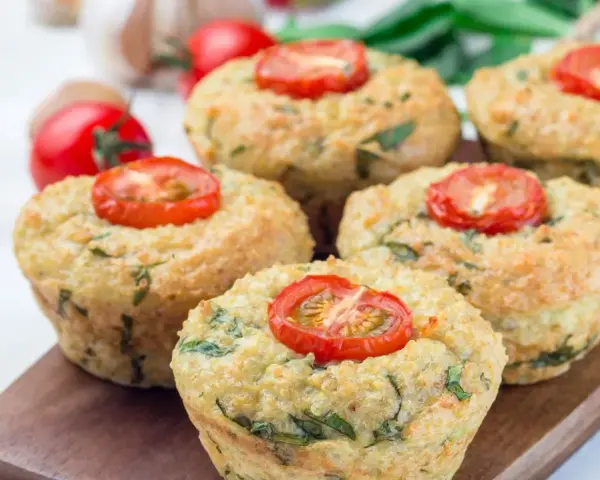 Keto muffiny warzywne z pomidorkami na desce drewnianej.