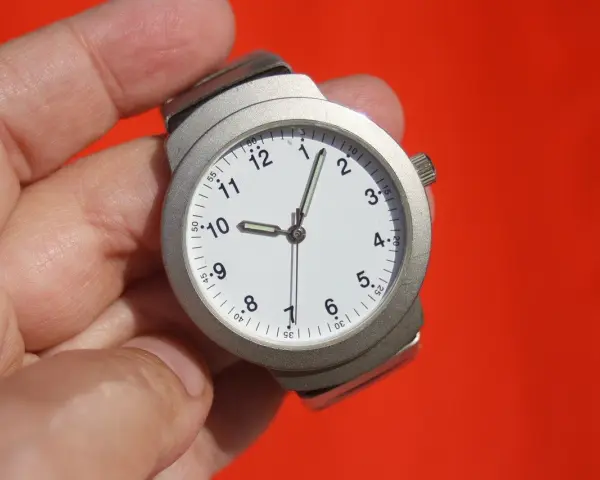 Zegarek pokazuje 9:50. Ile to godzin przy 7/8 etatu? To 35 godzin tygodniowo.