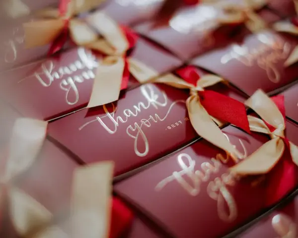 Eleganckie pudełka z napisem "thank you", idealne jako podziękowanie dla gości weselnych lub jako upominek dla gospodarzy domówki.