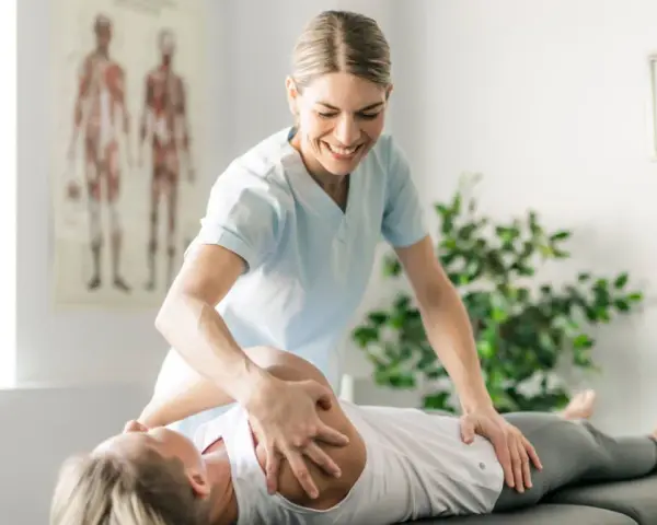 Physiotherapeutin behandelt Patientin am Schultergelenk. Informieren Sie sich über Physiotherapie Kosten für Ihre Genesung.