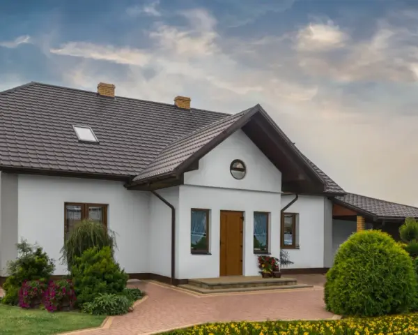 Jaką blachę na dach wybrać, aby uniknąć kosztownych błędów?