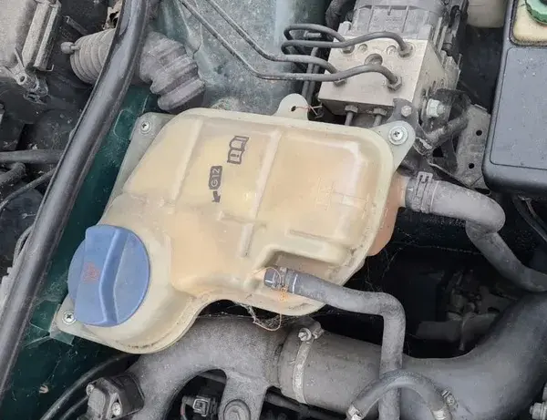 Ile wchodzi płynu do chłodnicy passat b5? Sprawdź, aby uniknąć problemów