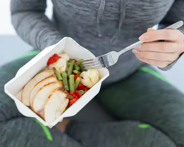 Szybkie posiłki na masę: grillowany kurczak z warzywami w pudełku, idealne dla aktywnych osób.