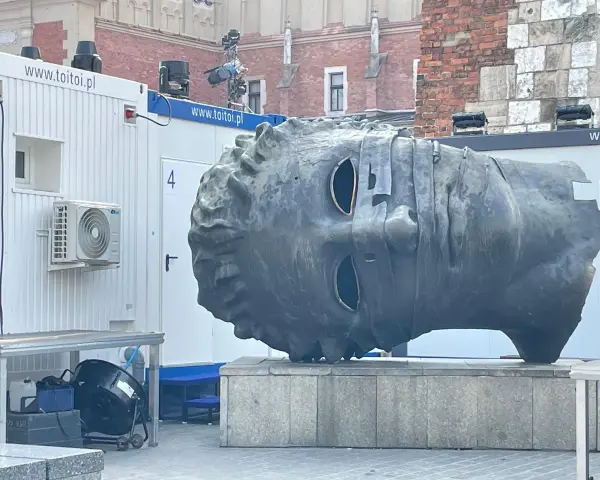 Eros Bendato w Krakowie: Co kryje spętana głowa Mitoraja?
