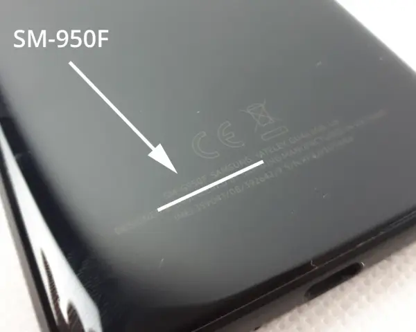 Model telefonu SM-G950F widoczny na obudowie. Tak sprawdzisz model telefonu.