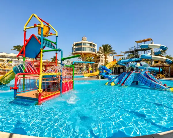 Kolorowy aquapark w Sea Gull Beach Resort w Hurghadzie, z mnóstwem zjeżdżalni i basenów.