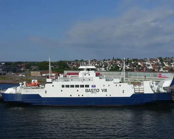 Prom BASTØ VIII przybija do brzegu. Z jaką prędkością płynie prom? Trudno ocenić, ale wygląda na to, że powoli.