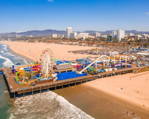 Wspaniała pogoda w Los Angeles w lutym! Wesołe miasteczko na molo w Santa Monica z diabelskim młynem i kolejką górską.