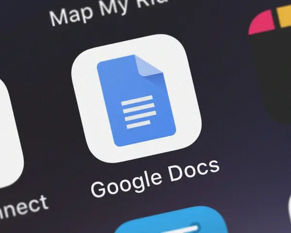 Ikona Google Docs na ekranie smartfona. To narzędzie ułatwia tworzenie i edycję dokumentów, a także stanowi ważny element kopii zapasowej Google.