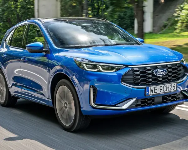 Niebieski Ford Kuga w ruchu. Sprawdź atrakcyjną ford kuga cena i wybierz swój wymarzony SUV.