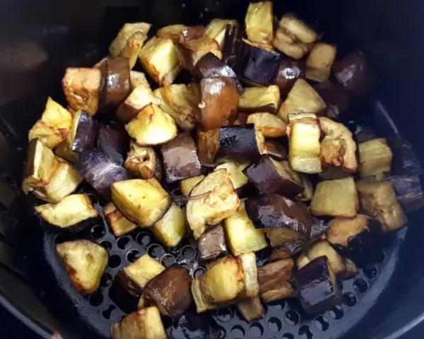 Melanzane a funghetto dorate e succulente, pronte per essere gustate.