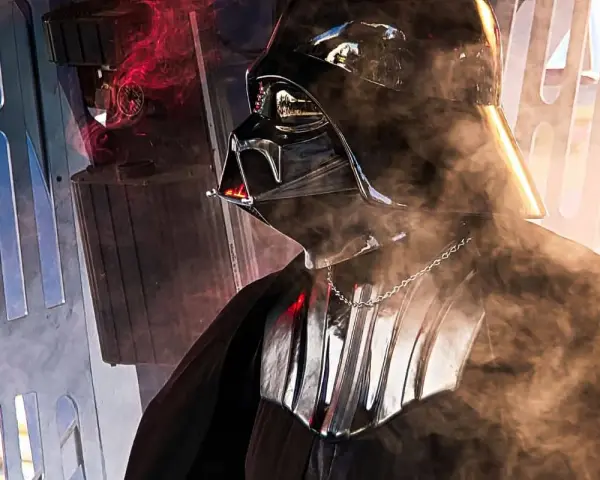 Darth Vader, w otoczeniu dymu i czerwonych świateł, wygląda jakby rzucał **Vader the ultimate incantation**.