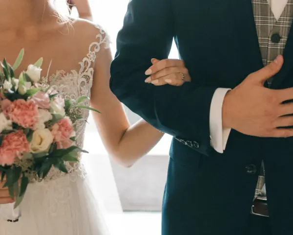Para młoda idzie do ołtarza, trzymając bukiet. Wkrótce nauki przedmałżeńskie od ręki pomogą im w tej podróży.