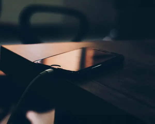 Telefon podłączony do ładowania. Szybkość ładowania telefonu zależy od wielu czynników, m.in. od mocy ładowarki i kabla.