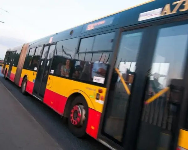 Autobus przegubowy MZK Gorlice w ruchu. Sprawdź mzk gorlice rozkład jazdy, by nie przegapić swojego kursu.