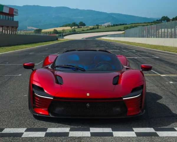 Czerwone Ferrari Daytona SP3 na linii startu toru wyścigowego, gotowe do przekroczenia mety.