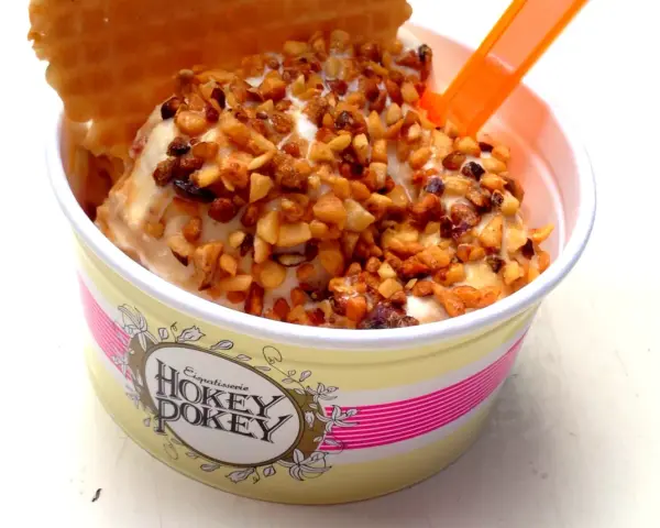 Ein Becher Hokey Pokey Eis mit Nüssen und Waffel. Dieses Eisrezept ist ein Genuss!