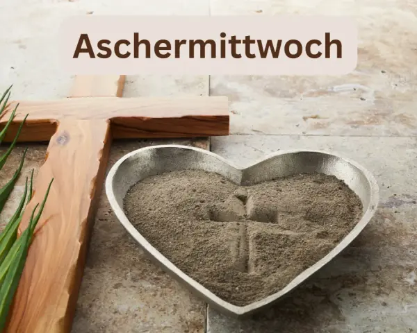 Aschermittwoch: Ein Holzkreuz, Palmzweige und eine Herzschale mit Asche markieren den Beginn der Fastenzeit.