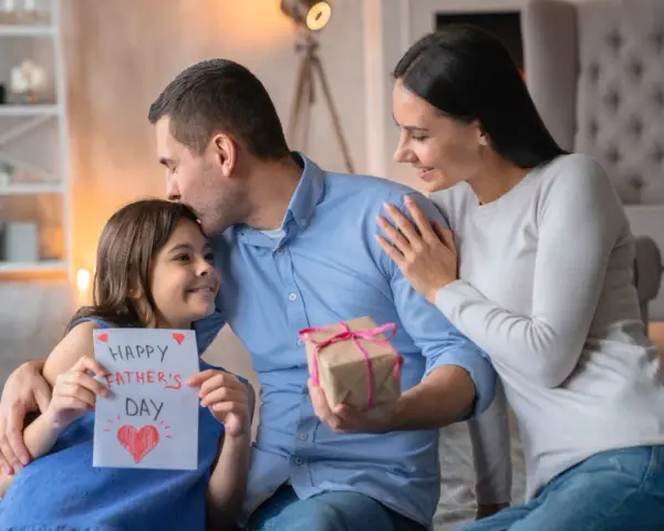 Wzruszający wiersz o dziecku, które z miłością wręcza tacie kartkę "Happy Father's Day" i prezent.
