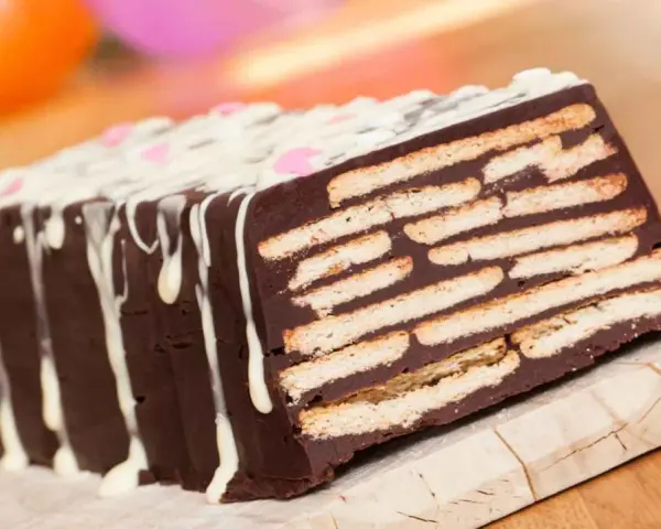 Schokoladiger Kalter Hund Kuchen mit Keksen und weißer Glasur. Ein leckeres Rezept für den Sommer.
